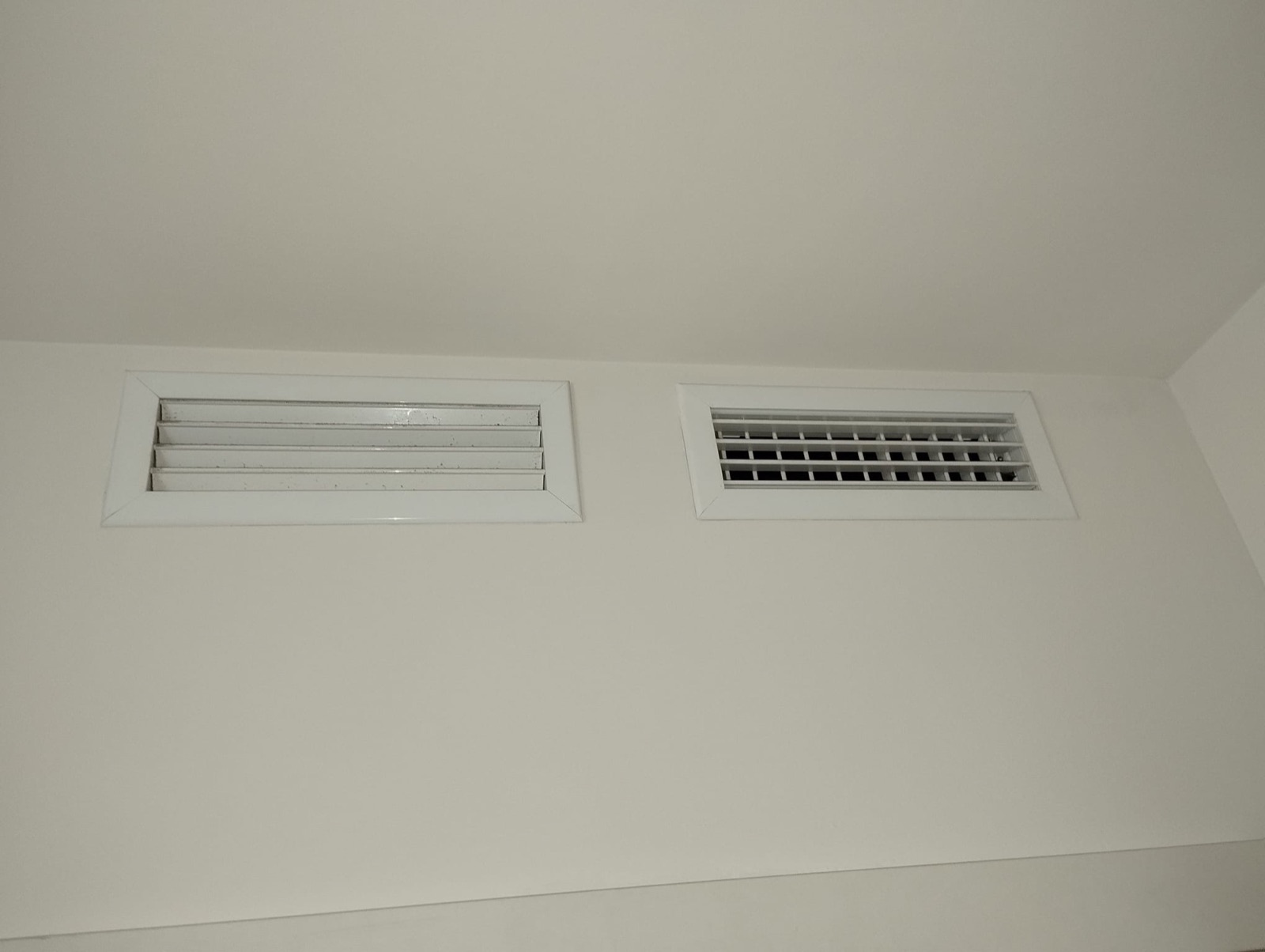 Rejillas de aire acondicionado por conductos terminadas en el techo de una vivienda, Zaragoza